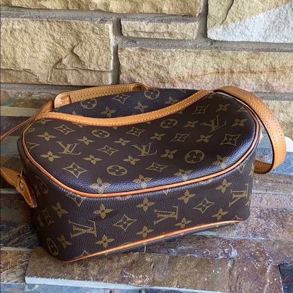 Louis Vuitton Crossbody - Picture 6 of 15